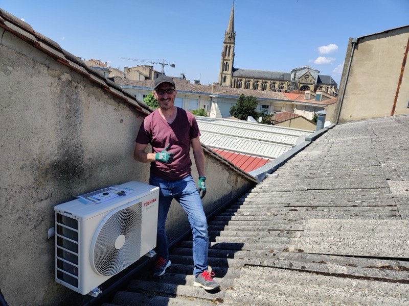 Jérémy Tessier sur un toit à Bergerac après une installation de climatisation